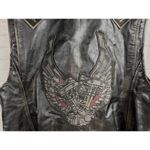 Gilet de motard vintage en cuir véritable noir avec patch brodé au dos, fermeture éclair sur le devant et finition vieillie pour homme - Product Image 3