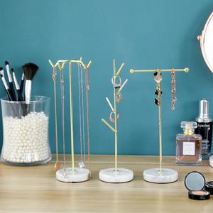 Elegante Organizador de Joyas con Soportes de Diseño Múltiple, Ganchos para Collares, Brazos para Pendientes, Base Redonda, Exhibidor de Vanidad con Estilo - Product Image 1