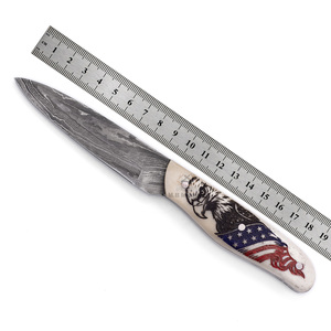 Cuchillo de Caza de Hoja Fija de Acero de Damasco OEM - Borde Recto con Grabado Láser - Mango de Hueso de Camello - Diseño de la Bandera de la Antigua Gloría con Águila - Product Image 5