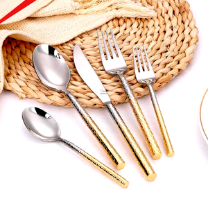 Ensemble de couverts en métal élégant et de qualité supérieure avec finition brillante, idéal pour les hôtels, les restaurants et les tables à manger résidentielles élégantes. - Product Image 1