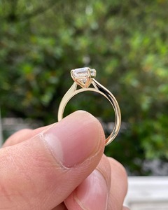 แหวนเพชรทรงเอเมอรัลด์ 2 กะรัต เพชรเลี้ยงในห้องปฏิบัติการ ทองคำขาว 14k แหวนหมั้นแบบโซลิแทร์ 4 กรงเล็บ วงแหวนแบบ Cathedral ขนาด 2 มม. แหวนแต่งงาน - Product Image 4