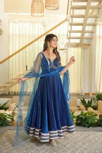 Conjunto de Vestido y Pantalón de Diseñador en Tela Premium con Detalles Elegantes para Mujer, Ropa Étnica para Fiestas, Colección de Moda Festiva - Product Image 2