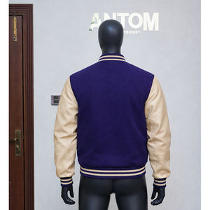 Blouson universitaire pour homme, logo frontal, corps bleu, manches beiges, style baseball, matelassé, personnalisé, pour équipe universitaire, en laine - Product Image 3