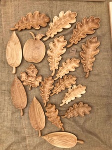 Plateau en bois en forme de feuille, idéal pour une présentation de table haut de gamme, la présentation des aliments et le service des invités. Plateau à apéritifs en bois d'Inde. - Product Image 6