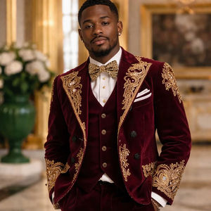 Ensemble de costume de mariage pour homme en velours bordeaux brodé – Smoking de marié 3 pièces avec blazer, gilet et pantalon ornés de broderies dorées - Product Image 1