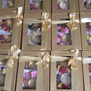 Caja de Regalo de Lujo con Diya Dorada Hecha a Mano, con Detalles Florales Decorativos y Elegante Embalaje con Cinta de Satén para Fiestas - Product Image 1