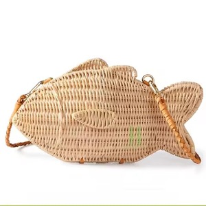 Bolso de Mano de Mimbre Hecho a Mano con Forma de Pez, Bolso de Hombro Tejido con Parte Superior Abierta, Color Personalizado para Niños - Product Image 1