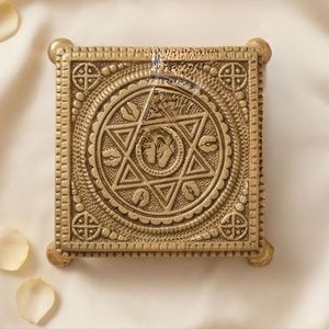 Plateau carré en laiton plaqué or avec motif religieux gravé en relief, pièce décorative de collection - Product Image 1