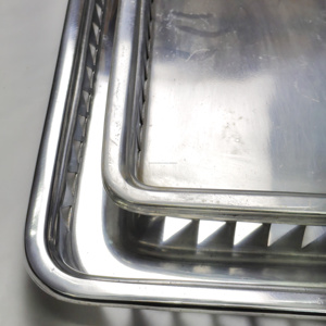 Ensemble de plateaux rectangulaires en acier inoxydable de style industriel avec motif géométrique découpé – Assiettes de service en métal modernes et minimalistes - Product Image 5