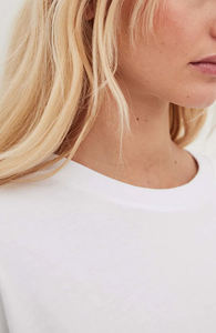 Camiseta Oversize de Mujer Más Vendida con Hombros Caídos, Rayas, Cuello en V, de Poliéster/Algodón Ecológico, Ajuste Casual y Estilo Urbano - Product Image 4