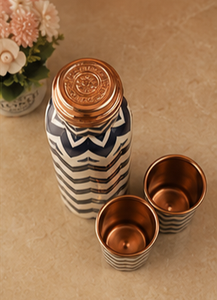 Botella de Agua de Cobre Premium con Diseño Chevron y Vasos a Juego, Juego de Botella de Cobre de Lujo con 2 Tazas para el Hogar y el Trabajo - Product Image 5