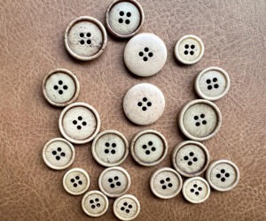 Boutons en corne de buffle naturelle, faits à la main, ronds, forme personnalisée, couleur naturelle, haut de gamme, écologiques, effet vieilli - Product Image 6