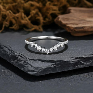 Nuevo Anillo de Moda con Circonita Cúbica, Diseño Curvo en Chevron, Plata de Ley 925, Bañado en Rodio, Engaste Pavé, Delicado y Lujoso para Mujer - Product Image 1