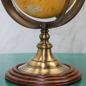 Globe terrestre décoratif antique avec anneaux de méridiens en laiton et base en bois, centre de table géographique vintage - Product Image 4