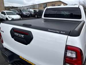 PREMIÈRE MAIN TITULAIRE 2023 TOYOTA HILUX INVINCIBLE AUTO RHD PICKUP VOITURE D'OCCASION BLANCHE EN BON ÉTAT - Product Image 2