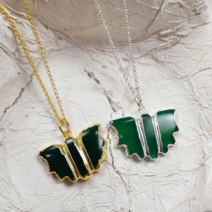 Collier pendentif chauve-souris en onyx vert, laiton plaqué or 14 carats, bijoux animaliers, vente en gros - Product Image 1