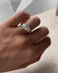 แหวนเพชรทรงกลม 2 กะรัต เพาะเลี้ยงในห้องปฏิบัติการ ทอง 14K ประดับเพชรสามเม็ด สำหรับงานหมั้น งานครบรอบ งานแต่งงาน ผู้ผลิตเครื่องประดับ โรงงาน ผู้จัดจำหน่าย - Product Image 2
