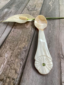 Cuillère artisanale en coquillage perlé, fabriquée à partir de coquillages naturels avec une finition élégante pour la décoration de la maison et la mise en valeur de la table. - Product Image 3