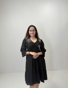 Vestido negro escalonado hasta la rodilla para mujer con motivos bordados, cuello en V y mangas tres cuartos acampanadas - Product Image 4