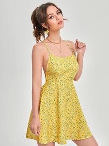Robe mini jaune à imprimé floral, bretelles spaghetti, coupe trapèze, décontractée, d'été, tissée, ajustée, ourlet évasé, sans manches, respirante - Product Image 2