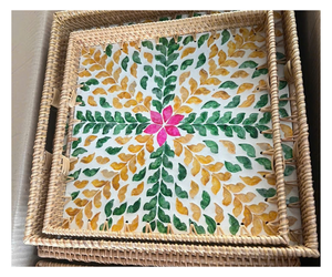 Panier de rangement rectangulaire en rotin naturel avec motif de feuilles vertes et jaunes, design floral folklorique rose, décoration d'intérieur - Product Image 1