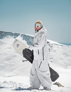 Ensemble décontracté pour homme : T-shirt gris oversize à col rond, pantalon blanc ample et chaussures jaunes - Product Image 3