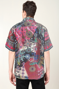 Camisa Moderna para Hombre con Estampado Abstracto en Poliéster Multicolor, Corte Regular, Cuello Clásico y Mangas Cortas, Diseñada para Uso Casual - Product Image 2