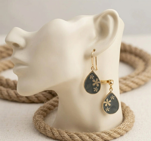 Pendientes Colgantes de Latón Hechos a Mano con Grabado Floral y Esmalte Marrón Café, Opción de Regalo Moderna y Elegante - Product Image 4
