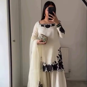 Elegante Conjunto de Kurta Blanco Bordado con Palazzo y Dupatta |   Traje Étnico con Diseño Floral para Mujer - Product Image 1