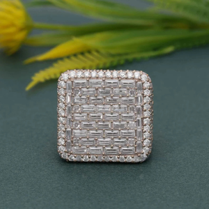 Bague de cocktail géométrique avec diamant taille émeraude serti pavé, en cuivre blanc, style glamour, unisexe, pour mariage et fiançailles - Product Image 1