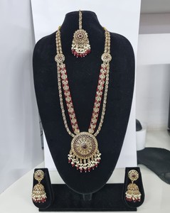 Parure de bijoux ethniques élégante pour mariage, comprenant un collier long, des jhumkas et un tikka, en zircon et perles plaqué or antique, avec des éléments superposés couleur pastel Rani. - Product Image 4