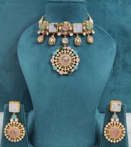 Collier de qualité supérieure avec de magnifiques boucles d'oreilles, ensemble de collier unique inspiré de Sabyasachi, idéal pour les occasions spéciales - Product Image 3