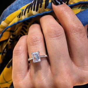 Anillo Solitario con Esmeralda Blanca Luminosa Cultivada en Laboratorio, Corte Esmeralda, para Ella, Regalo de Aniversario en Plata Maciza Clásica - Product Image 4