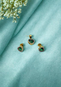 Élégantes boucles d'oreilles en or 22 carats avec pierre verte en forme de cœur et pendentif assorti, ensemble de bijoux de créateur élégants pour femmes - Product Image 3