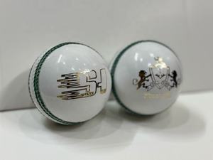 Pelota de Grillo Roja Cuero Totalmente Cosido a Mano 5,5 oz - Product Image 3