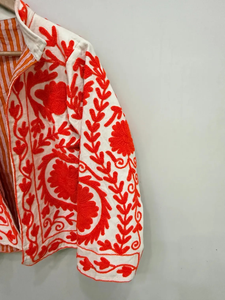 Chaqueta Acolchada Blanca Bordada para Mujer con Hilo Floral Rojo, Diseño Étnico Boho, Corta, 100% Algodón Ecológico - Product Image 5