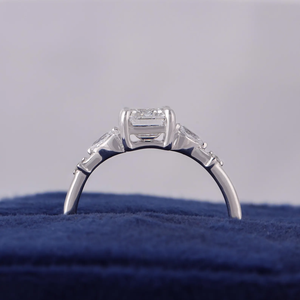 Anillo de Compromiso con Diamante Corte Esmeralda para Mujer, Platino, Engaste de Garras, Estilo Geométrico Clásico, Certificado IGI - Product Image 4