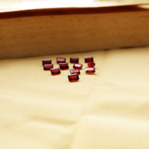Lot de 12 pierres précieuses en grenat rouge naturel, taille émeraude 4x6mm, facettées, certifiées par un tiers, pour la fabrication de bijoux - Product Image 1