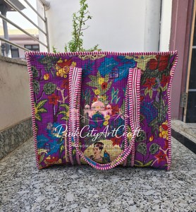 Sac fourre-tout matelassé en coton imprimé à la main, inspiré de l'architecture mogole Kahlo, de haute qualité, avec fermeture éclair et bretelles rayées - Product Image 6
