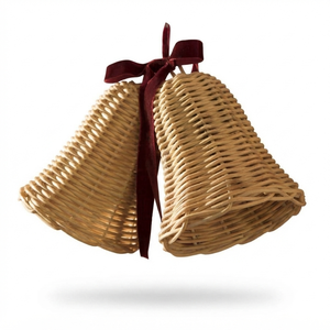 Clochettes suspendues en osier faites à la main avec un tissage en rotin naturel et un nœud en velours rouge foncé, parfaites pour la décoration de Noël. - Product Image 1
