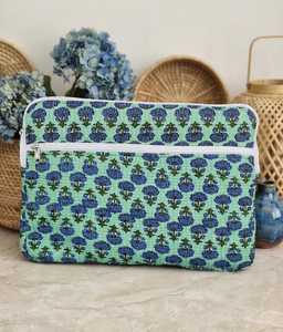 กระเป๋าโท้ทผ้าฝ้ายลายดอกไม้เพ้นท์มือแบบเย็บติดกัน ยี่ห้อ Elite Craft Studio จากรัฐราชสถาน เหมาะสำหรับการเดินทางและใช้ในบ้าน - Product Image 1