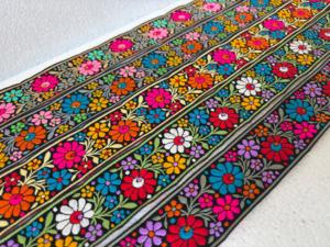 ริบบิ้นแต่งงานลายปักดอกไม้หลากสีบนพื้นสีดำสไตล์วินเทจ เป็นมิตรกับสิ่งแวดล้อม ทำจากโพลีเอสเตอร์ 100% ตกแต่งด้วยงานปักแบบอินเดีย - Product Image 3