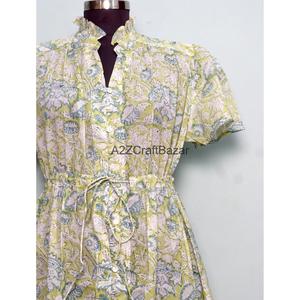 Robe courte élégante faite à la main pour le printemps, 100 % coton, imprimé floral, coupe trapèze, manches courtes, col en V - Product Image 3