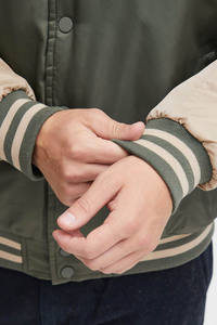 Veste de baseball unisexe respirante personnalisée avec logo, en tissu mémoire 100 % polyester et broderie chenille, idéale pour l'automne - Product Image 5