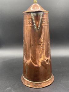 Carafe en cuivre gaufré vintage avec couvercle et motif floral pour événements de restauration, cuisine, salle à manger et présentation décorative, provenant d'Inde - Product Image 3