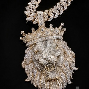 Colgante de Lujo S925 con Corona de León, Chapado en Oro de 18K, Moissanita con Engaste de Bisel, Corte Brillante, Joyería Unisex con Temática Animal para Fiestas - Product Image 3