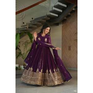 Robe de bal en satin de luxe avec embellissements en cristal et diamants et dupatta - Product Image 6
