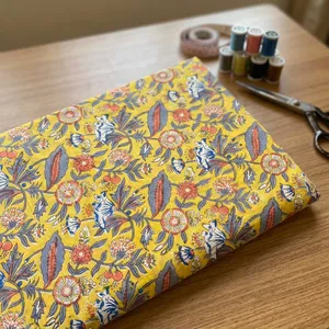 Telas de Algodón con Estampado Floral Amarillo Vibrante con Elegantes Motivos Botánicos para Vestidos, Manualidades, Decoración y Proyectos de Costura - Product Image 4
