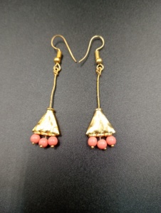 Boucles d'oreilles pendantes pyramidales vintage plaquées or Amaira Jewels, avec boule de corail, bijoux pour femmes, imitation perle, mariage, classique - Product Image 2