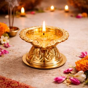 Diya en cuivre avec motif floral décoratif, lampe à huile traditionnelle pour la Puja, décoration pour la maison et les cultes - Product Image 3